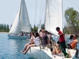 Блоггеры и журналисты на морской прогулке