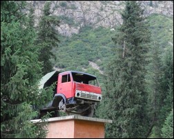 Памятник камазу строившему дорогу в ущелье Барскаун