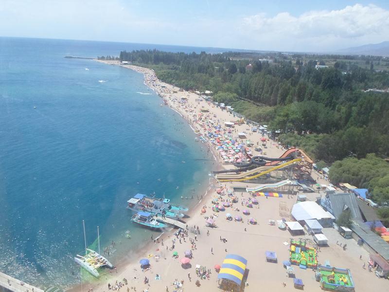 Вид с колеса обозрения на пляж пансионата Золотые пески в с. Бостери